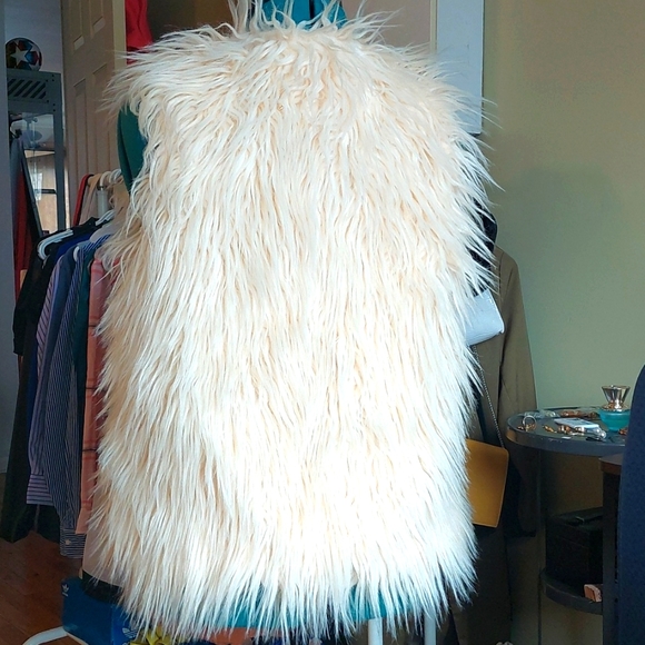Ardene faux fur sleevless vest size S - Picture 2 of 2
